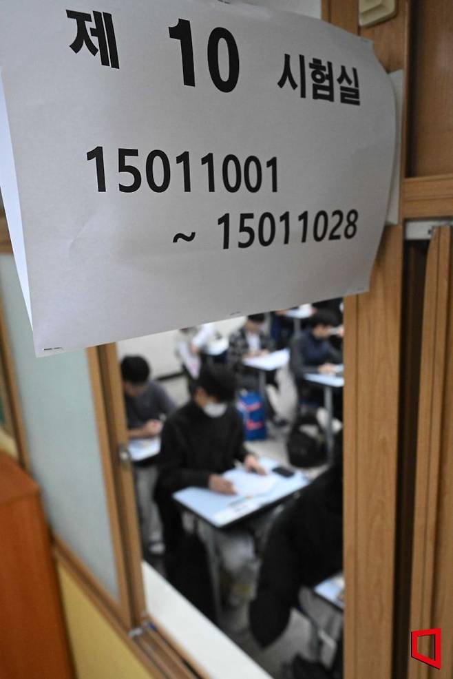 2026학년도 대학수학능력시험(수능)이 치러진 지난해 11월13일 오전 서울 종로구 경복고등학교에 마련된 고사장에서 수험생들이 시험을 준비하고 있다. 사진공동취재단