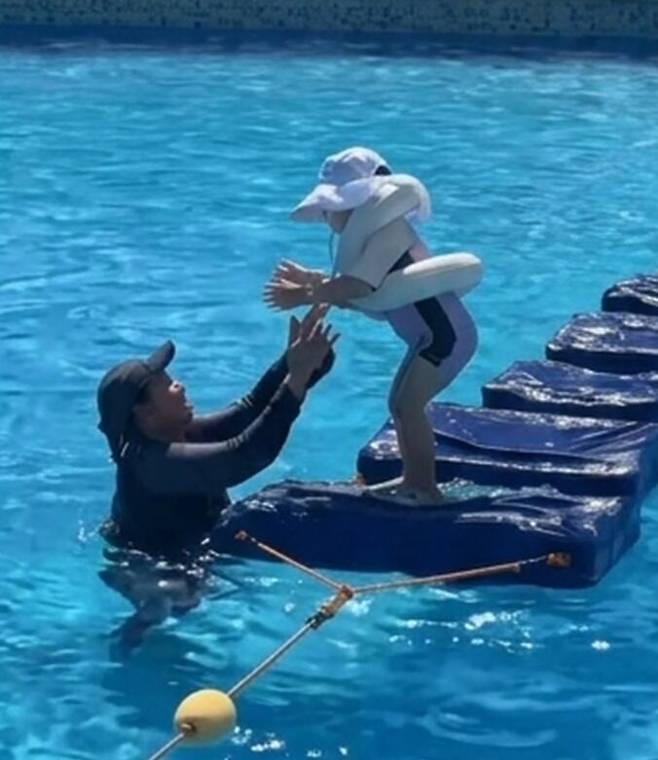 필리핀 세부의 한 리조트에서 베이비시터가 아이와 놀아주는 모습. /인스타그램