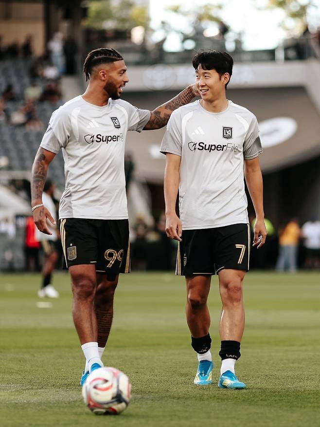 5일 올랜도시티 전을 앞둔 손흥민이 팀 동료 다니 부앙가와 훈련하고 있다./LA FC