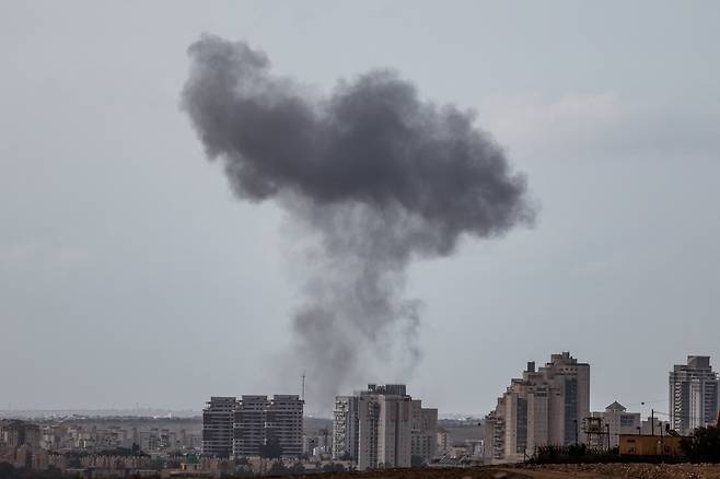 지난달 29일(현지 시각) 이스라엘 남부 지역에서 이란의 미사일 공격 이후 연기가 피어오르고 있다./로이터 연합뉴스