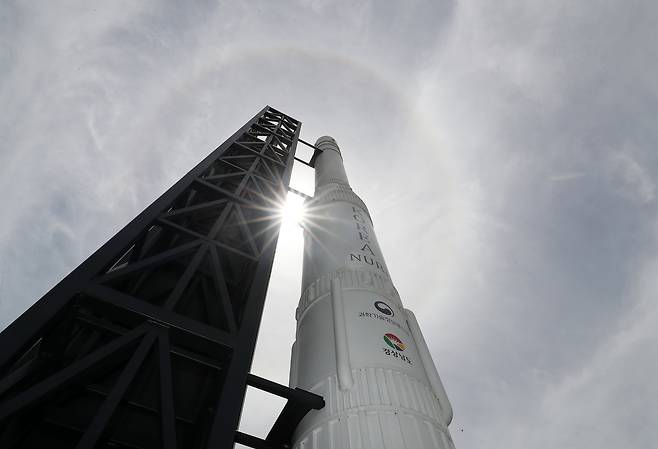 경남 창원시 의창구 경남도청 정문에 설치된 국산 우주발사체 '누리호' 모형. /뉴스1