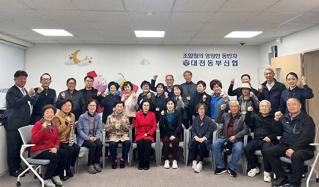 대전동부신협은 최근 대덕구시니어클럽과 함께 8주간 진행된 지역사회 노인 대상 스마트폰 교육을 마무리했다. 대전동부신협 제공