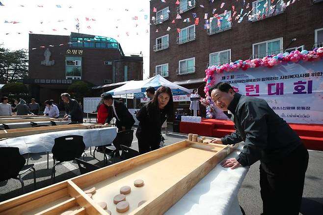 지난 3일 열린 남양주시 ‘제2회 사회복지사 슐런대회’ 에서 참가자들이 경기를 진행하고 있다.ⓒ