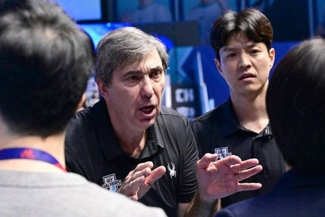 심판 판정에 항의 중인 필립 블랑 현대캐피탈 감독. 한국배구연맹(KOVO) 제공