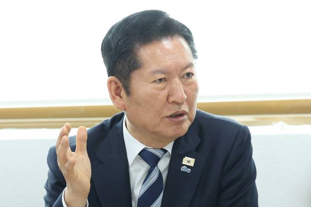 더불어민주당 정청래 대표가 5일 광주 동구 남동성당을 찾아 발언하고 있다. [연합뉴스]