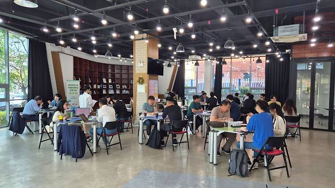 광주광역시가 우수한 기술과 아이디어를 가진 지역 예비창업가와 창업기업의 지속 가능한 성장을 지원한다. 사진은 청년 창업기업 엑셀러레이팅 프로그램 멘토링 모습. 광주광역시 제공