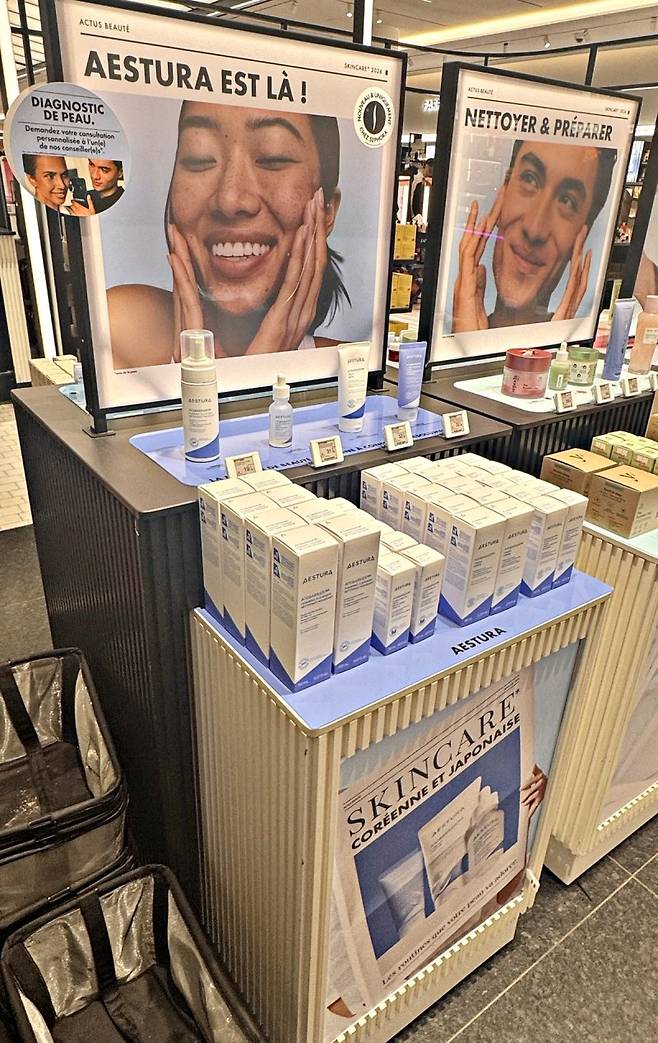 세포라 프랑스 파리 샹젤리제 매장 매대. 아모레퍼시픽 제공