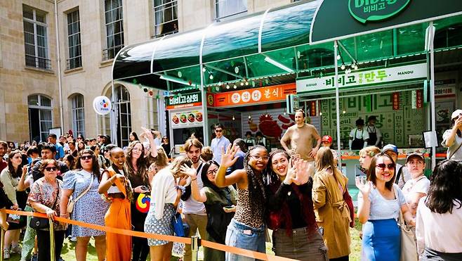 프랑스 파리에 마련된 '비비고 시장' 부스에 현지인들이 K분식을 맛보기 위해 길게 줄을 서있다. CJ제일제당 제공