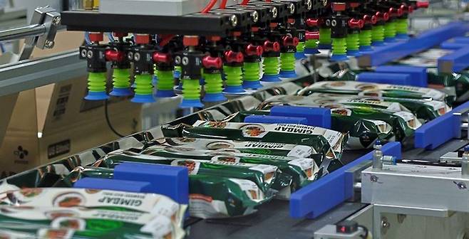 충북 진천 CJ블로썸캠퍼스의 냉동김밥 자동화 생산라인에서 비비고 김밥이 생산되고 있다. CJ제일제당 제공