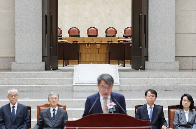 노태악 대법관이 지난 3월3일 대법원에서 열린 퇴임식에서 퇴임사를 하고 있다. 오른쪽 두번째, 세번째가 이흥구, 오경미 대법관. 연합뉴스