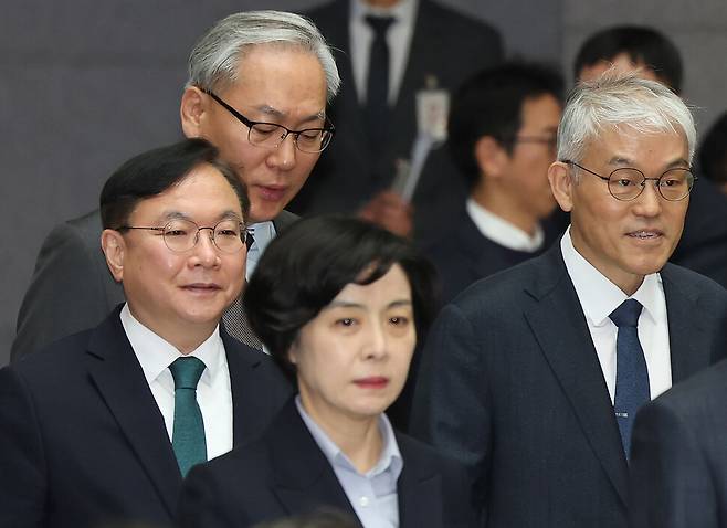 지난 3월3일 대법원에서 열린 노태악 대법관 퇴임식에서 박영재 법원행정처장(왼쪽)과 천대엽 대법관(오른쪽)이 나란히 입장하고 있다. 연합뉴스
