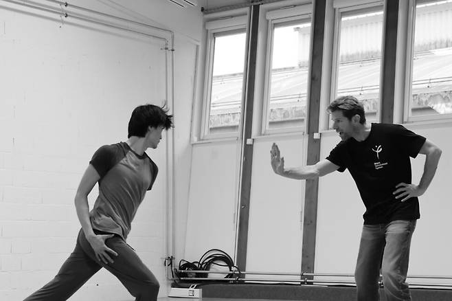 볼레로의 주역 무용수 ‘라 멜로디’를 리허설하는 발레리노 김기민. © konosuke Takeoka