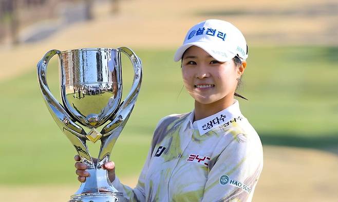 고지원이 5일 경기도 여주시 더 시에나 벨루토 컨트리클럽에서 열린 KLPGA 투어 더 시에나 오픈에서 우승한 뒤 활짝 웃고 있다. KLPGA 제공