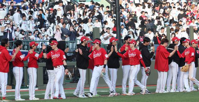 에스에스지(SSG) 랜더스 선수들이 5일 부산 사직구장에서 열린 2026 KBO리그 롯데 자이언츠와 경기에서 승리한 뒤 하이파이브를 하고 있다. 연합뉴스