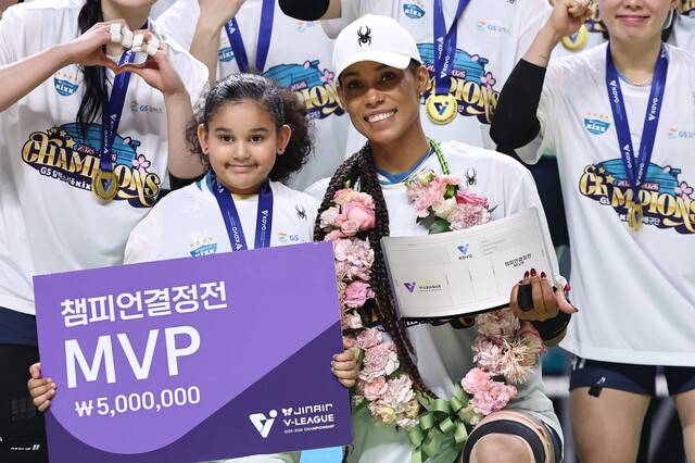 2025∼2026 V리그 우승을 차지한 지에스(GS) 칼텍스 지젤 실바가 5일 챔피언결정전 최우수선수(MVP)에 선정된 뒤 딸 시아나와 기념촬영하고 있다. 연합뉴스