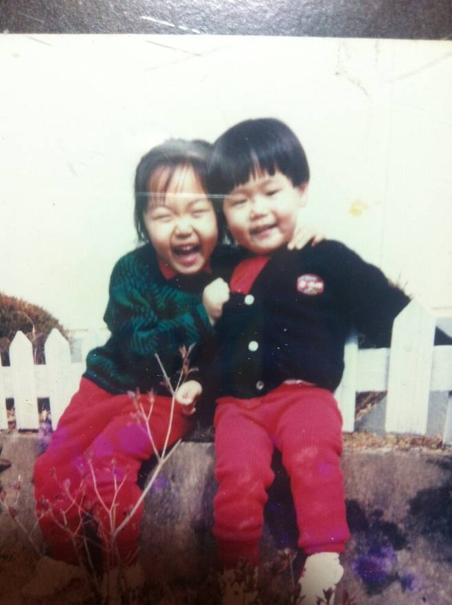 3살 때 김성호씨(오른쪽)가 누나 김도희(당시 5살)씨와 함께 찍은 사진. 김도희 제공