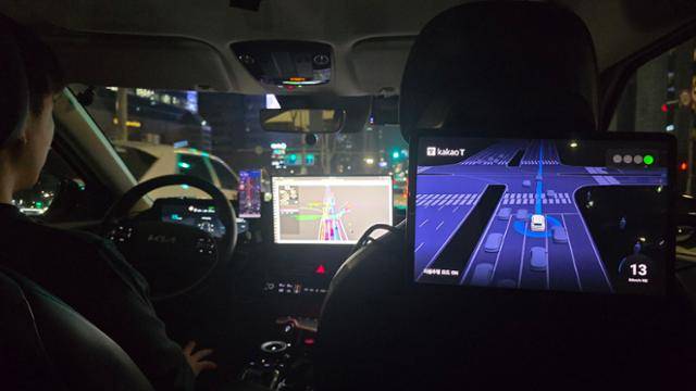 카카오모빌리티의 '강남 심야 자율주행 택시' 내부. 주행 계획을 실시간 보여주는 시각화 장치(AVV)가 보조석 뒤에 달려 탑승자가 주행 경로를 미리 알 수 있다. 카카오모빌리티 제공