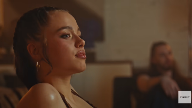 안젤리나 졸리와 브래드 피트의 딸 샤일로. 우주소녀 다영 신곡 뮤비 티저영상 캡처