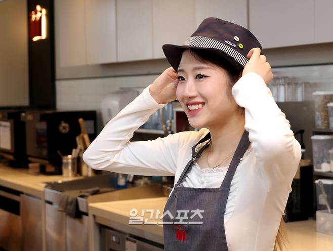 피겨스케이팅 국가대표 이해인이 5일 서울 마포구 할리스 신촌역점에서 열린 팬미팅에 앞서 앞치마와 모자를 착용하며 준비를 하고 있다. '팬들과 함께하는 1일 바리스타' 행사로 진행된 이번 팬미팅은 사전 신청으로 참석한 팬 40명에게 이해인이 직접 제조한 음료를 제공하고 함께 질의응답을 하며 소통하는 시간을 가졌다. 이날 수익금은 영아원에 기부할 예정이다. 김민규 기자 mgkim1@edaily.co.kr /2026.04.05/