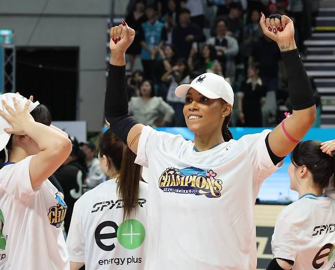 지젤 실바(35)가 GS칼텍스의 챔피언결정전 우승을 이끌며 '별 중의 별'로 우뚝 섰다. IS포토