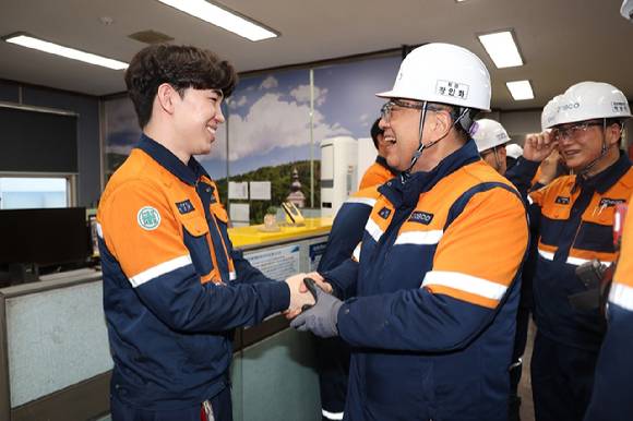 장인화 포스코그룹 회장이(앞줄 오른쪽) 지난 1월 2일 새해 첫 행보이자 현장경영의 일환으로 포항제철소를 찾아 임직원을 격려하고 있다.[사진=포스코그룹]