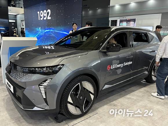 12일 서울 코엑스에서 열린 '인터배터리 2026' LG에너지솔루션 부스에서 관람객들이 LG에너지솔루션 배터리가 탑재된 르노 전기차를 살펴보고 있다. 기사 내용과 직접적인 관련은 없음. 2026.03.12 [사진=권서아 기자]