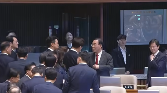 국회 시정연설을 마친 이재명 대통령과 만나는 주호영 국회의원