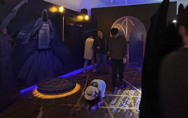 지난달 28일 경남 창원컨벤션센터(CECO) 상설전시장에서 열린 '나 혼자만 레벨업 팝업 스토어'에서 한 어린 관람객이 웹툰 주인공처럼 만화 속 내용을 따라해 절하는 행동을 하고 있다. 사진 경남관광재단