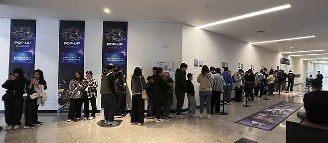 지난달 29일 오전 경남 창원컨벤션센터(CECO) 상설전시장에서 진행 중인 '나 혼자만 레벨업 팝업 스토어'에 가려는 시민들로 긴 줄이 생겼다. 사진 경남관광재단