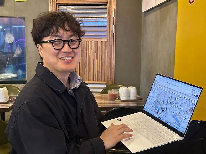 지난 1일 서울시 마포구 가성비 식당에서 거지맵 개발자 최성수(35)씨가 플랫폼을 소개하고 있다. 한찬우 기자