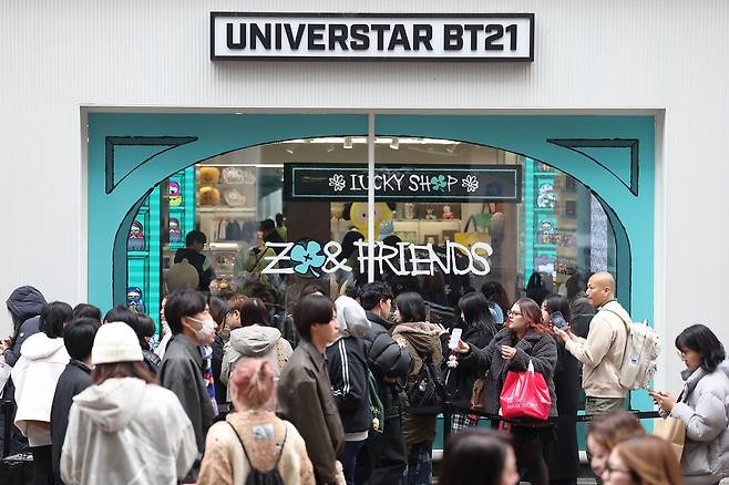 지난달 15일 서울 라인프렌즈 스퀘어 명동점 앞에서 내외국인 K팝 팬들이 입장을 위해 줄을 서 있다. [사진 연합뉴스]