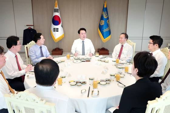 윤석열 대통령과 국민의힘 김기현 대표와 윤재옥 원내대표, 이만희 사무총장, 유의동 신임 정책위의장 등 `당 4역'이 2023년 10월 18일 용산 대통령실에서 오찬을 하고 있다. 사진 대통령실