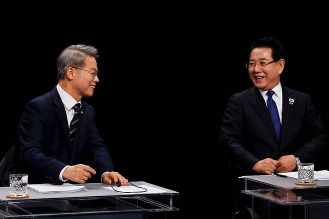 지난달 25일 광주 서구 KBC광주방송에서 열린 민주당 전남광주특별시장 본경선 토론회에 앞서 민형배(왼쪽) 후보와 김영록 후보가 대화를 나누고 있다. 뉴스1