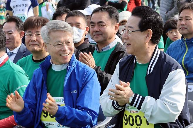 민주당은 5일 전남광주통합시장 결선 투표 대상자로 민형배 의원과 김영록 전남지사가 결정됐다고 발표했다. 사진은 이날 광주 전남대에서 열린 5·18 마라톤대회에 참석한 민 의원과 김 지사. 연합뉴스