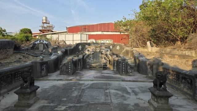 ▲ 루어취(羅取) 묘소