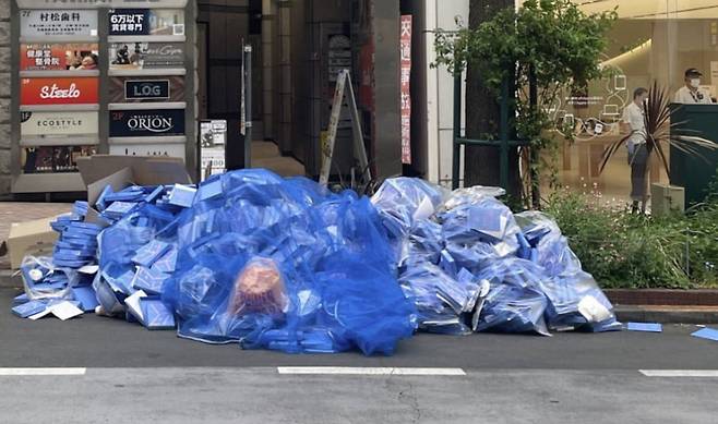 과거 해외 거리에 박스채 버려진 아이돌 그룹의 앨범. /사진=온라인 커뮤니티