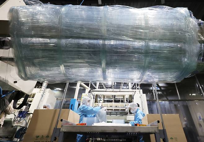 지난 3월 27일 경기도 광주시 한 플라스틱 제조업체에서 포장 용기가 생산되고 있다. 연합뉴스