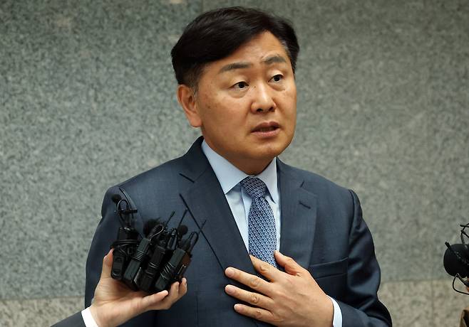 ‘돈 봉투 살포 의혹’에 휩싸인 김관영 전북특별자치도지사가 1일 도청에서 취재진에게 “청년들에게 대리비를 줬다가 회수했다”며 “당 윤리감찰단에 있는 그대로 소명하겠다”고 밝히고 있다. 연합뉴스