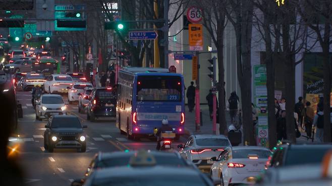 6일 방송되는 KBS 2TV <다큐멘터리 3일> ‘흔들리며 갑니다 - 다시 273번 버스 72시간’ 한 장면. KBS 제공