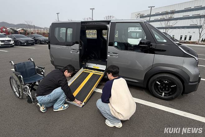 기아의 휠체어 측면 출입 전기차 ‘PV5 WAV'. 송민재 기자