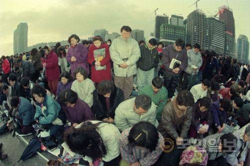 1993년 열린 한국교회 부활절연합예배에 참여한 성도들이 서울 영등포구 여의도광장에서 뜨겁게 기도하고 있다. 국민일보DB