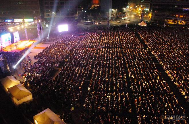 2007년 NCCK와 한기총이 공동 개최한 한국교회 부활절연합예배가 서울 시청 앞 광장에서 열렸다. 수많은 성도가 참석해 예배를 드리고 있다. 국민일보DB