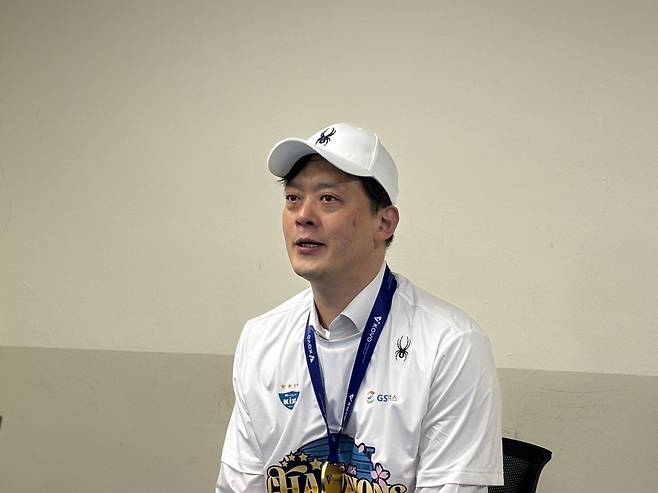 이영택 GS칼텍스 감독이 5일 서울 장충체육관에서 2025-2026 V리그 챔프전 우승을 차지한 뒤 인터뷰하고 있다. 최원준 기자