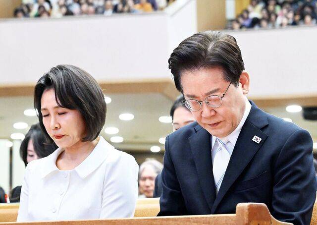 이재명 대통령과 김혜경 여사가 5일 부활절을 맞아 서울 여의도 여의도순복음교회에서 열린 2026년 한국교회 부활절 연합예배에 참석해 기도하고 있다. 이 대통령은 축사에서 "한국교회와 성도 여러분은 국가적으로 어려운 시기마다 꺼지지 않는 등불이 되어 앞길을 환하게 밝혀줬다"며 "앞으로도 기도로 함께해 주시며, 국민 마음을 하나로 모으는 길에 앞장서 달라"고 당부했다. 김지훈 기자