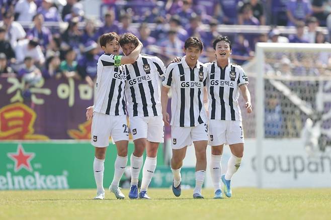 FC서울 선수들이 5일 안양종합운동장에서 열린 FC안양과의 K리그1 2026 6라운드 원정 경기에서 선제골을 터뜨린 뒤 기뻐하고 있다. 한국프로축구연맹 제공
