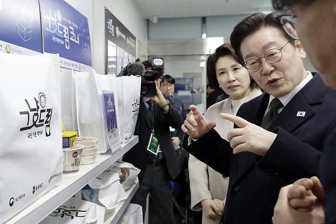 이재명 대통령과 김혜경 여사가 11일 충북 충주시 건강복지타운 ‘먹거리 그냥드림 코너’를 방문하고 있다. [김호영기자]