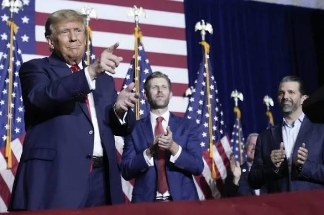 (왼쪽부터) 도널드 트럼프 대통령과 에릭 트럼프, 도날드 트럼프 주니어 [연합뉴스]