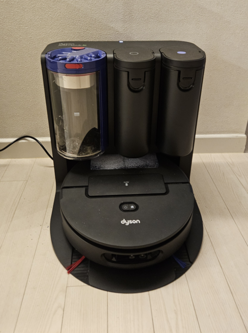 집 안에 설치된 다이슨 스팟앤스크럽 Ai 로봇청소기. [이덕주 기자]