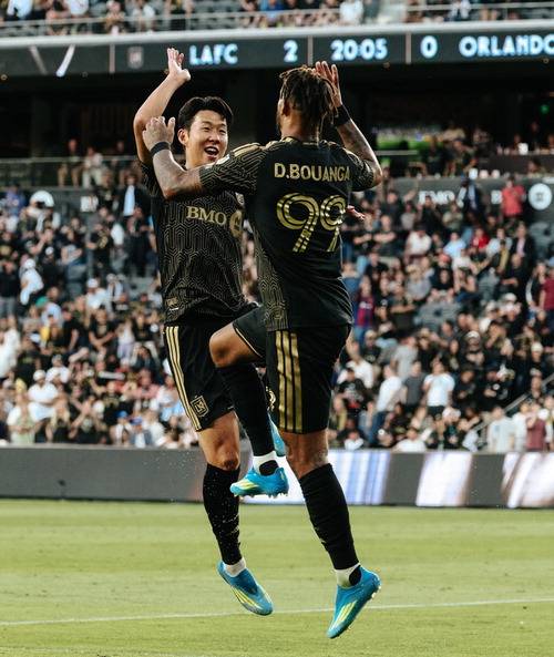 손흥민(왼쪽)이 드니 부앙가와 세리머니를 하고 있다. LAFC