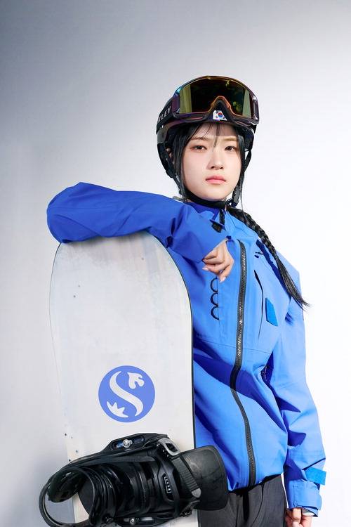 올해 밀라노·코르티나담페초 동계올림픽 금메달과 스노보드 하프파이프 크리스털 글로브, 스노보드 파크 앤드 파이프 오버롤 크리스털 글로브를 차지한 최가온이 신기술을 연마해 세계 최고의 스노보더가 되겠다는 비장한 각오를 전했다. 신한금융그룹